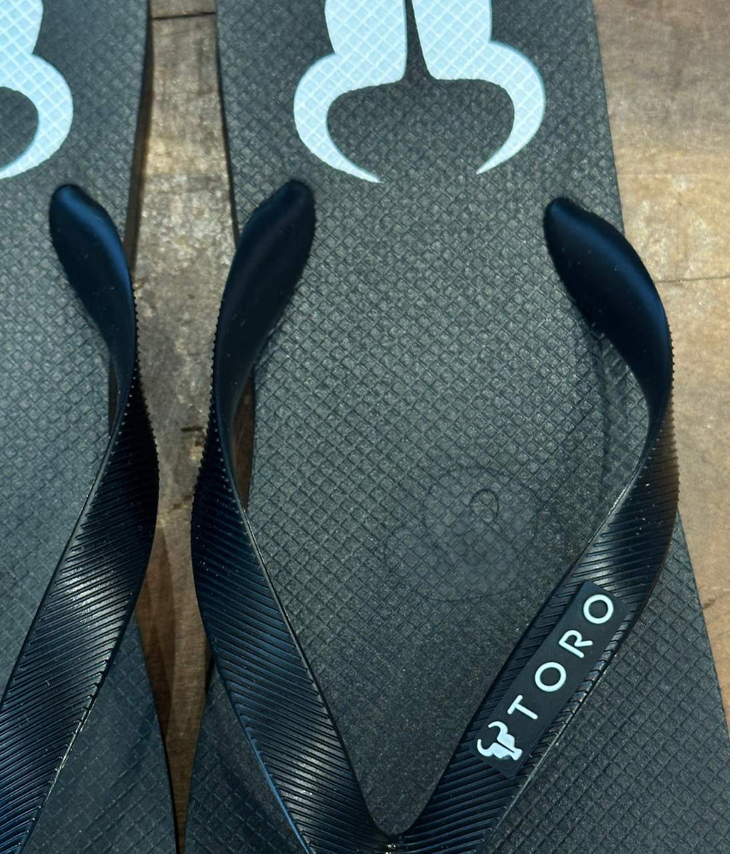 Chinelo Toro Logo preto