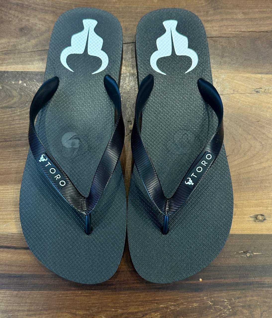 Chinelo Toro Logo preto