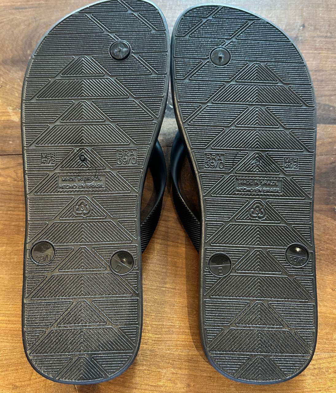 Chinelo Toro Logo preto
