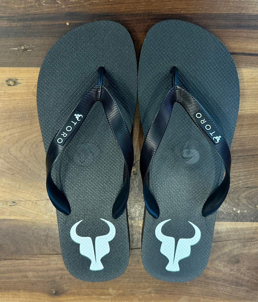 Chinelo Toro Logo preto