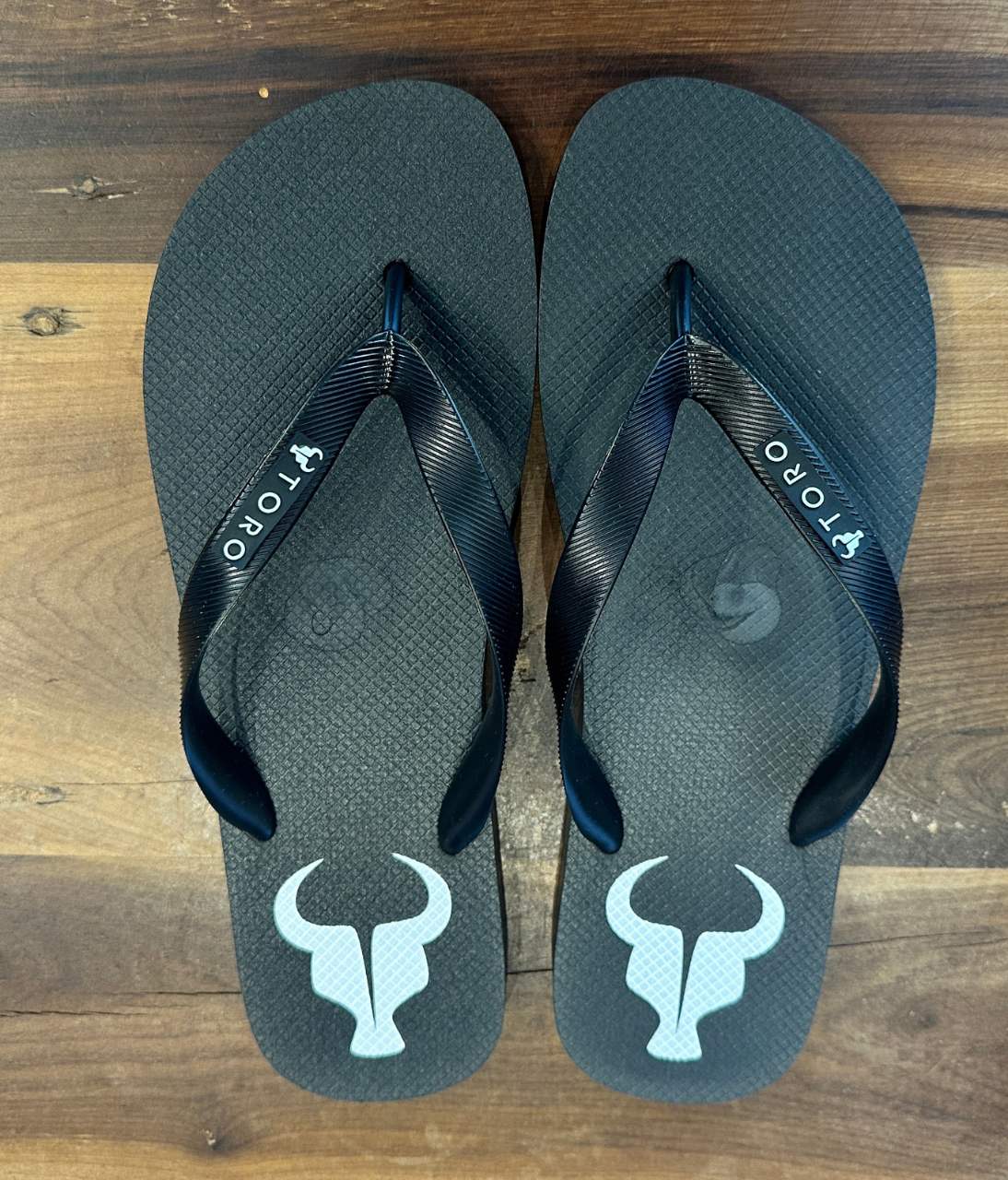 Chinelo Toro Logo preto